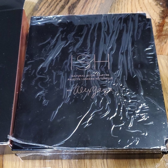 ISH natural glow pallette with Alex Garza - Picture 3 of 8